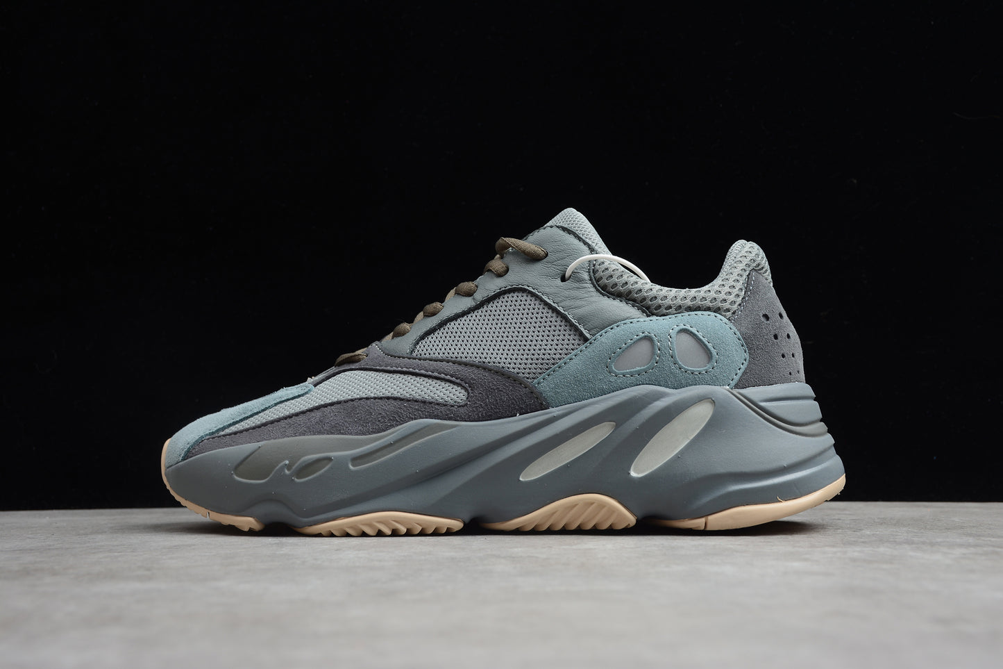 Adidas YEEZY Boost 700 FW2499