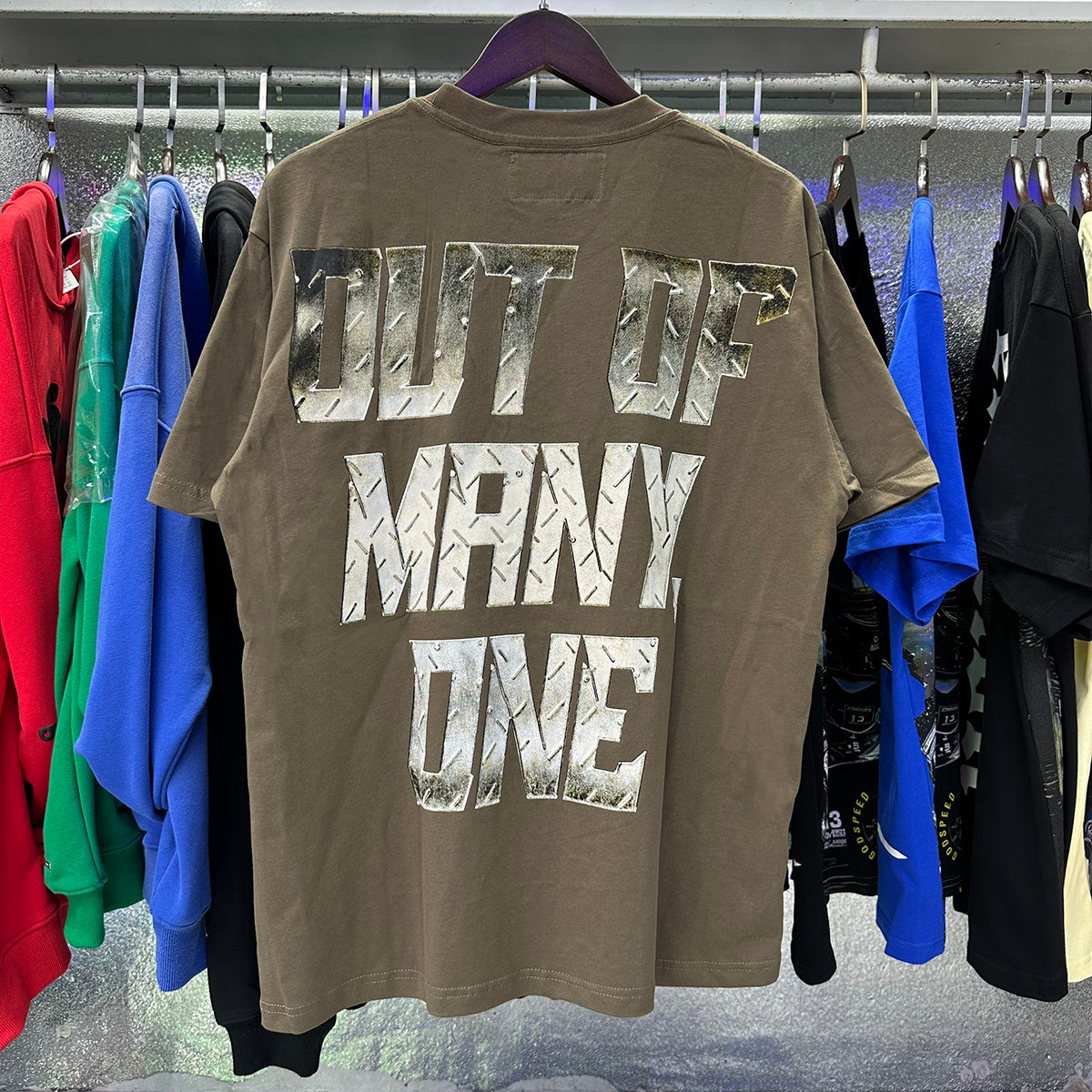 Camiseta Godspeed Out of Many One marrón