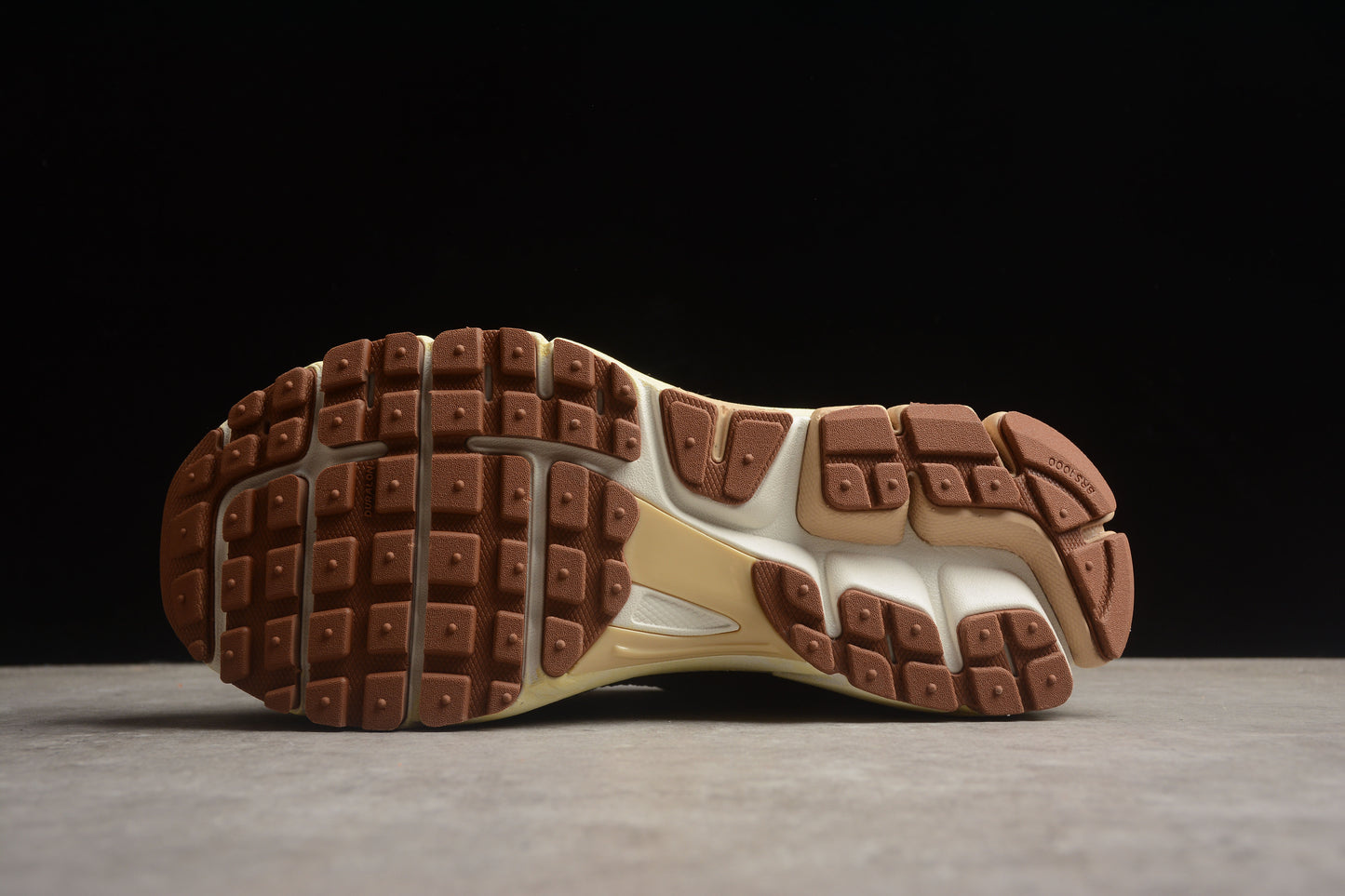 NIKE Zoom Vomero 5 FD0533-010