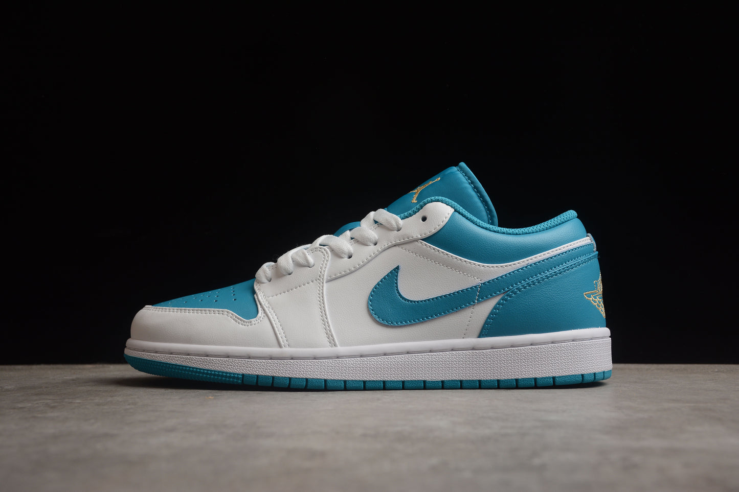 Nike Air Jordan 1 Low Celeste - blanco