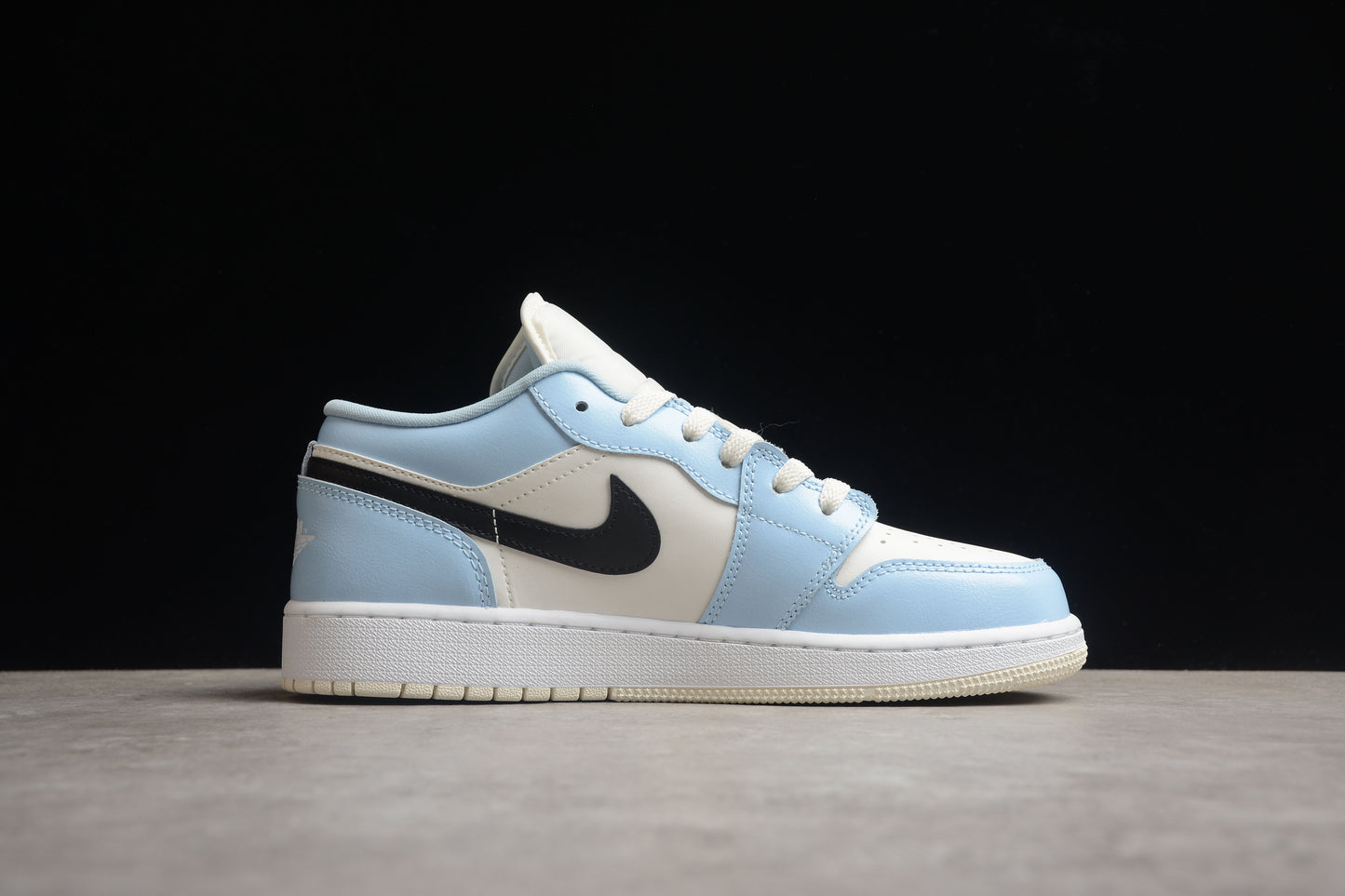 Nike Air Jordan 1 Low 554723-401