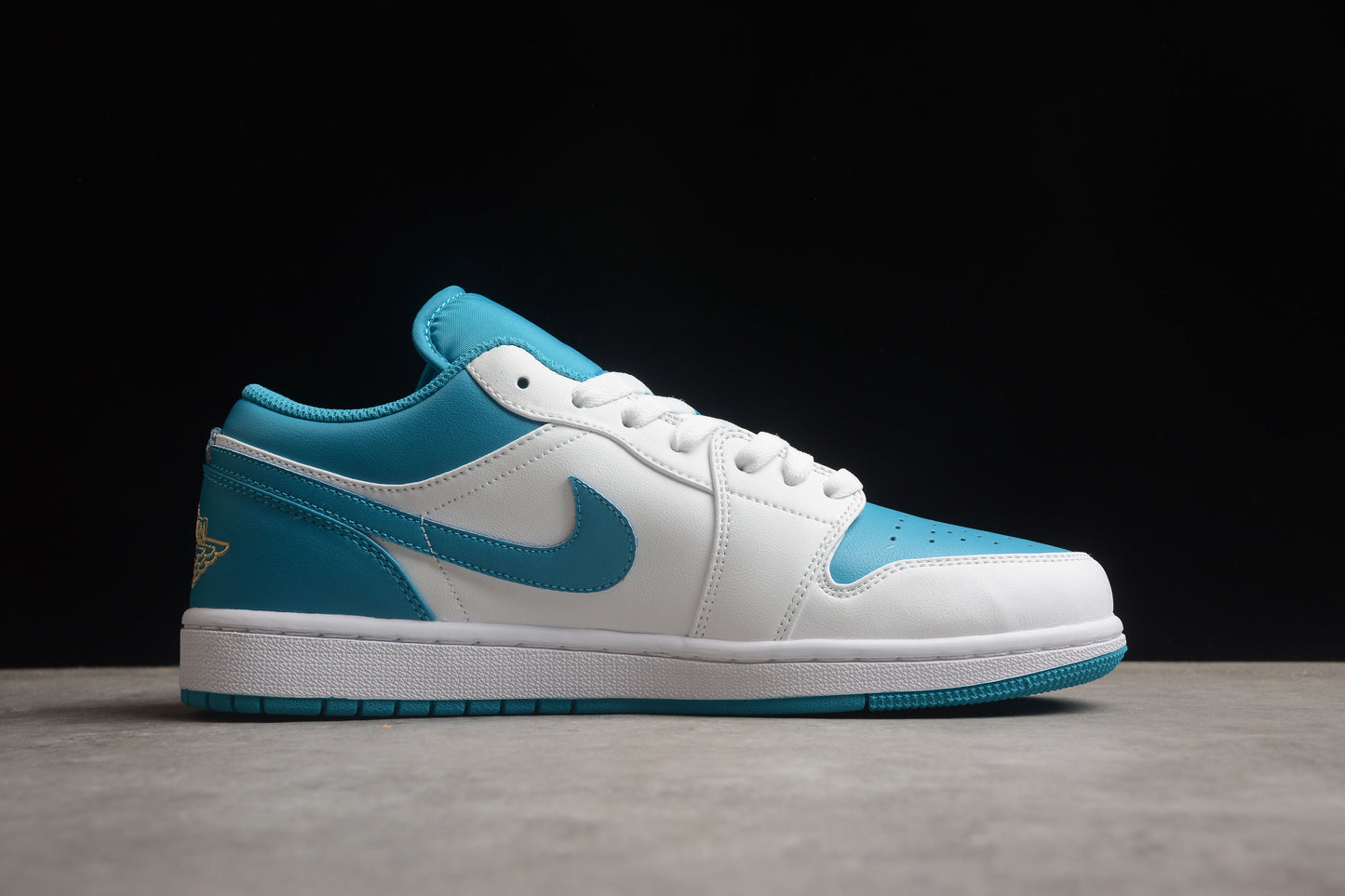 Nike Air Jordan 1 Low Celeste - blanco